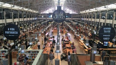 L’esprit des Food Courts : une vaste halle garnie de corners gourmands et de grandes tablées conviviales, comme au TimeOut Market de Lisbonne, un modèle du genre.